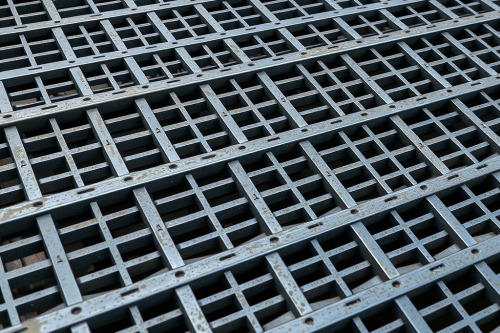 Bậc cầu thang grating trong công nghiệp: Tổng quan cho người mới