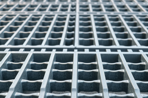 So sánh grating thép và grating composite (FRP) cho người mới