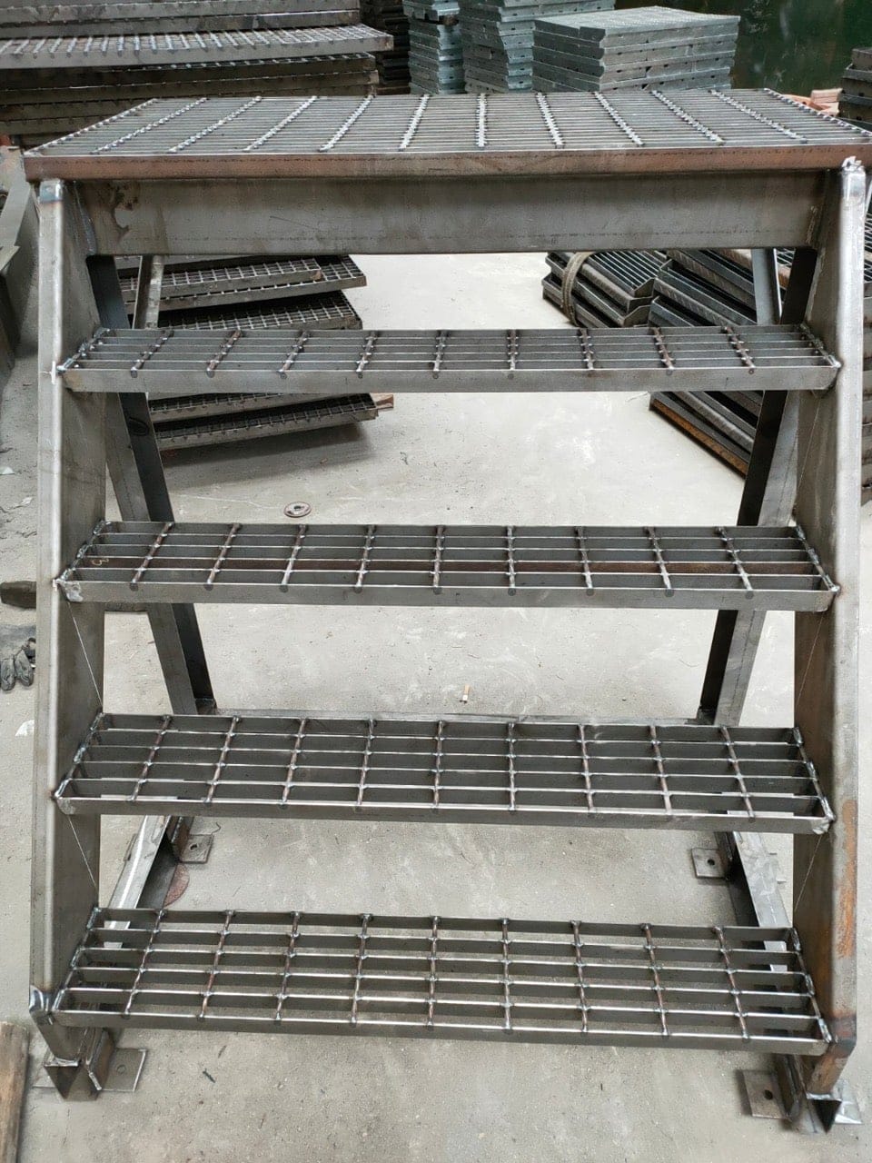 Bậc cầu thang grating chưa mạ